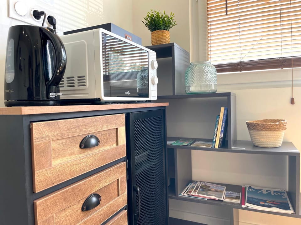Coffee/tea facilities, microwave, storage