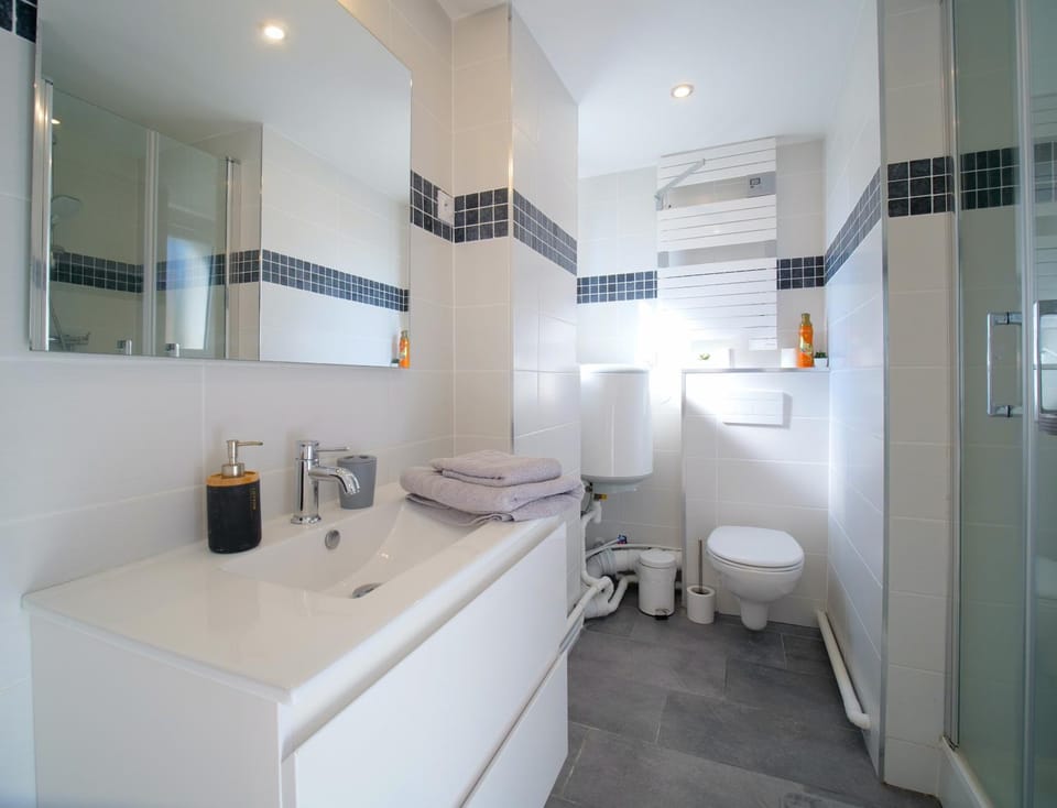 Shower, Toilet, Bathroom