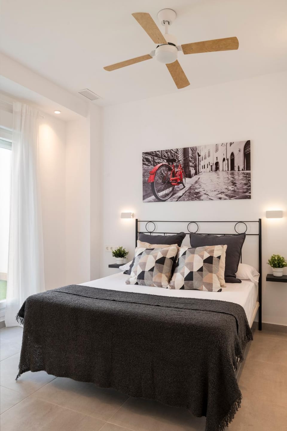 Bed, Photo of the whole room, Bedroom