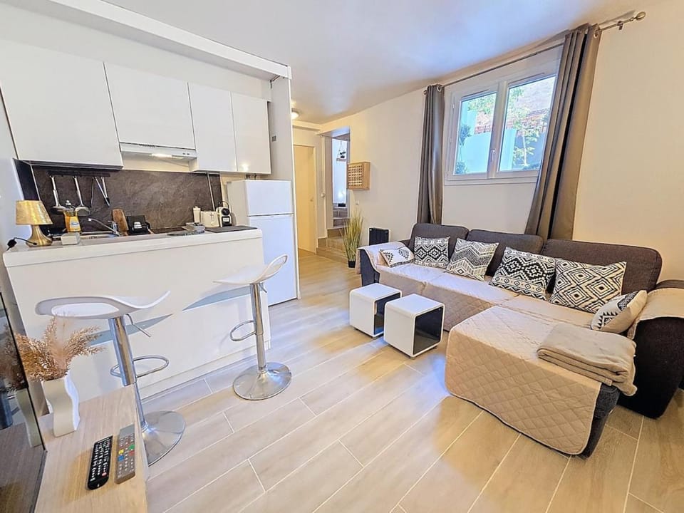 Kitchen or kitchenette, Living room, Dining area