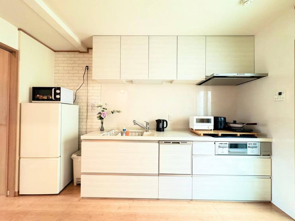 Coffee/tea facilities, Kitchen or kitchenette, stove