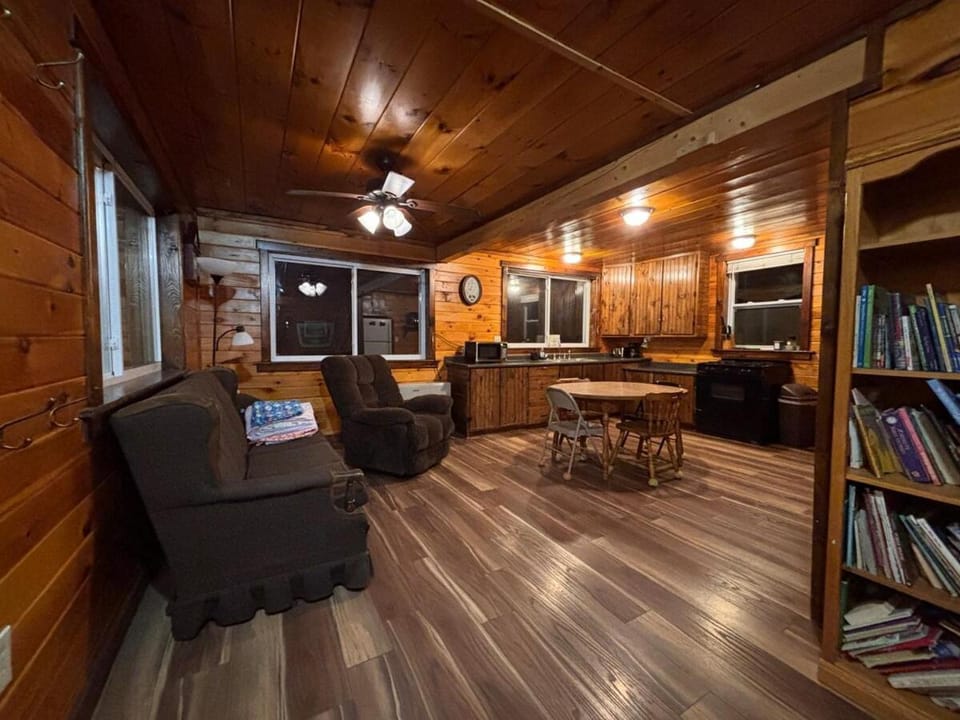 Cute 3 bedroom cabin on a farm Cabin in Maine