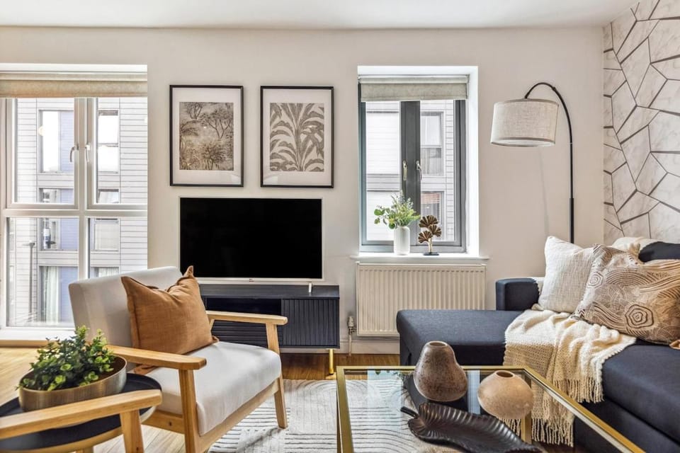 2 Bed Next River Thames fast Access Central London Apartment in London