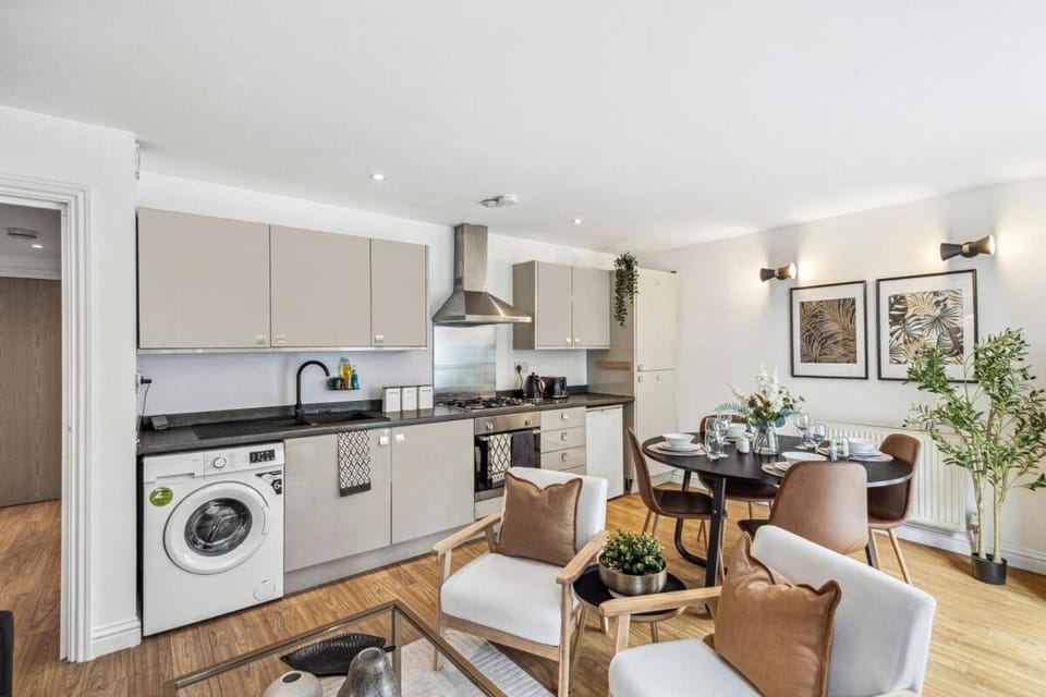 2 Bed Next River Thames fast Access Central London Apartment in London