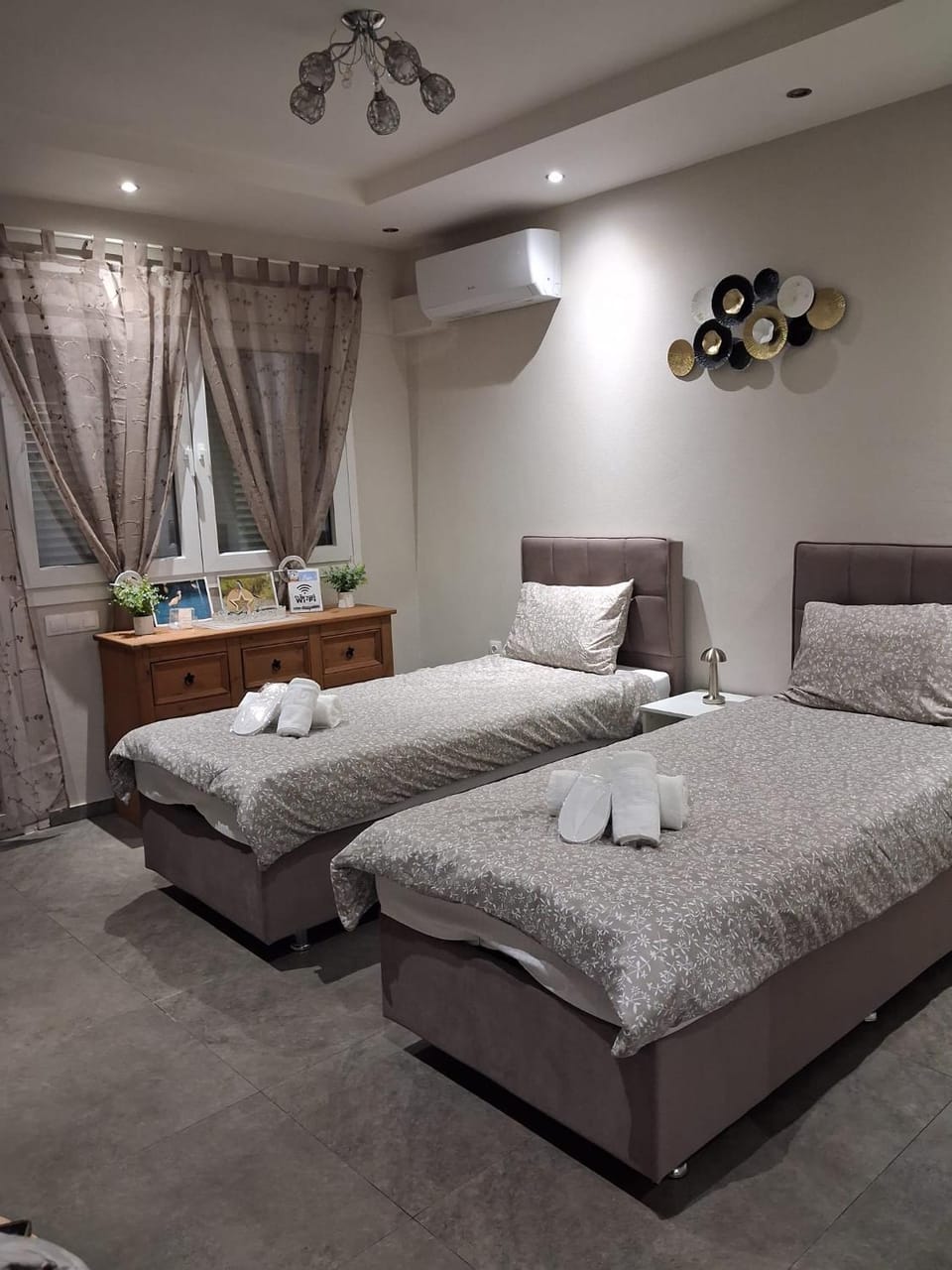 Bed, Photo of the whole room, towels
