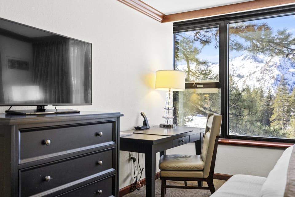 Steps to Palisades Tahoe Lift: Everline Resort Gem Apartment in Palisades Tahoe (Olympic Valley)