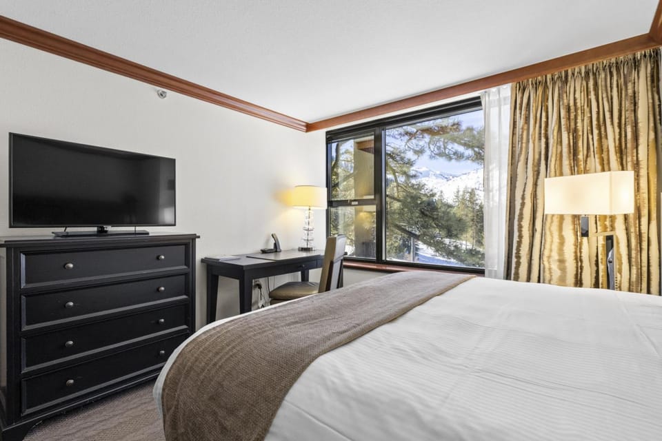 Valley-View Unit in Everline Resort: Premier Perks Apartment in Palisades Tahoe (Olympic Valley)