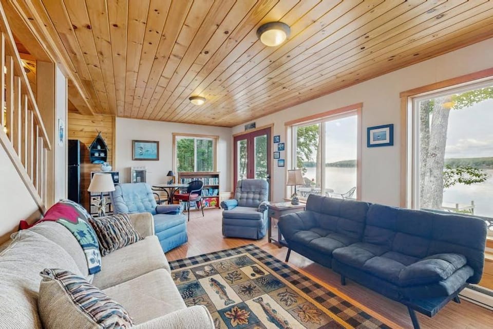 Living room, Seating area