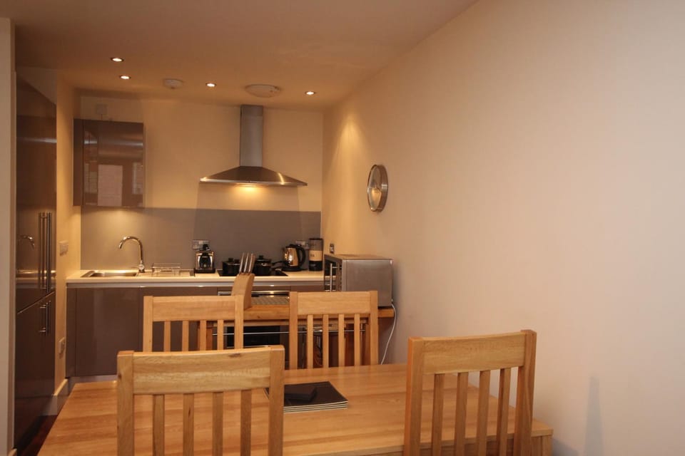 Coffee/tea facilities, Kitchen or kitchenette, Dining area, stove