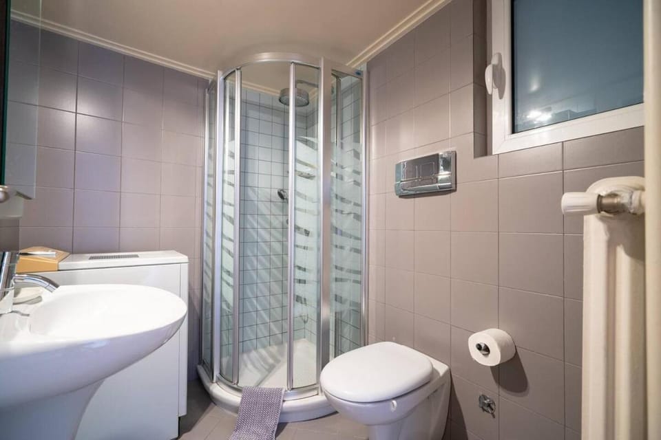 Shower, Toilet, Bathroom, towels