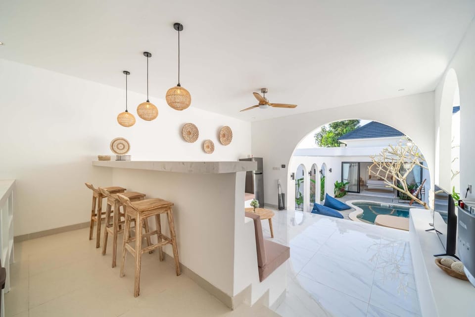 Dining area, Pool view