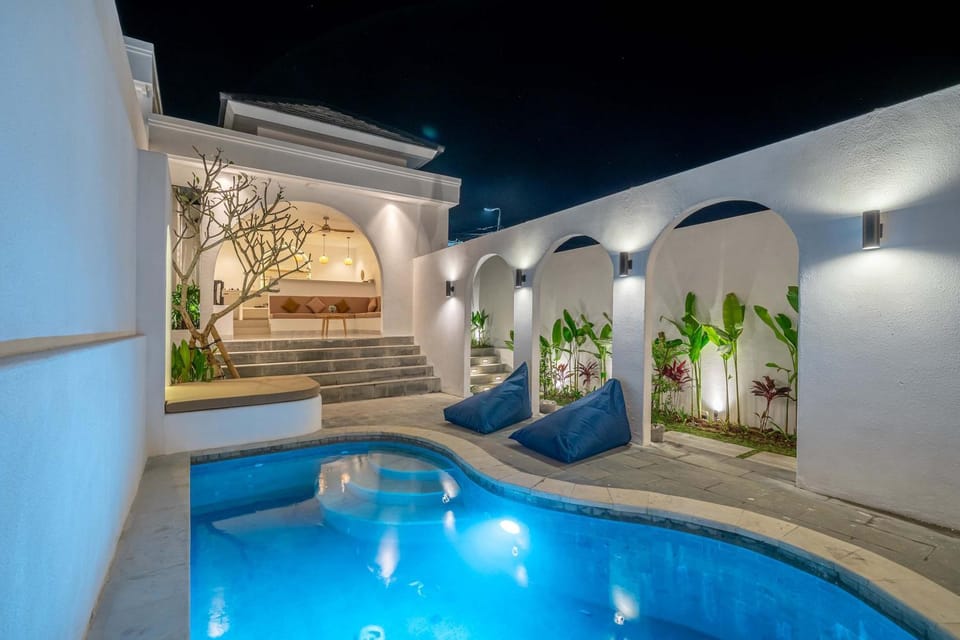 Swimming pool, sunbed