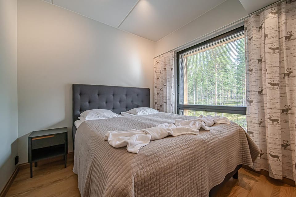 Bed, Bedroom, heating, internet, towels