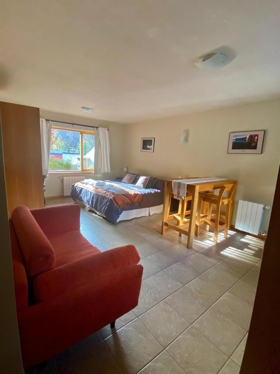 Bed, TV and multimedia, Photo of the whole room, Bedroom