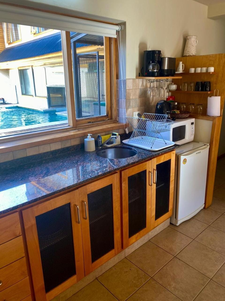 Kitchen or kitchenette, minibar, stove