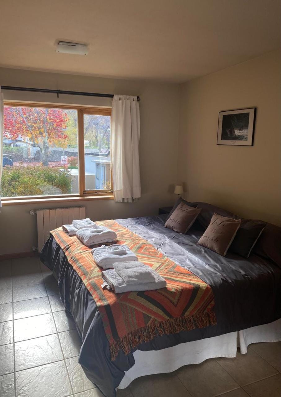 Bed, Mountain view, Quiet street view, towels