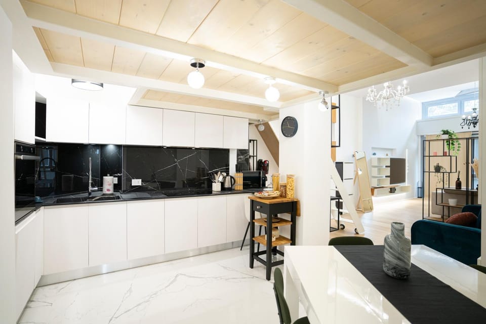 Coffee/tea facilities, Dining area, oven, stove