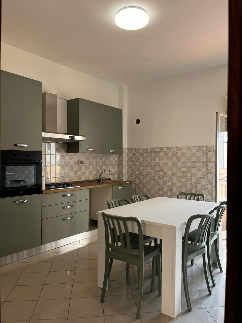 Kitchen or kitchenette, Dining area, oven, stove