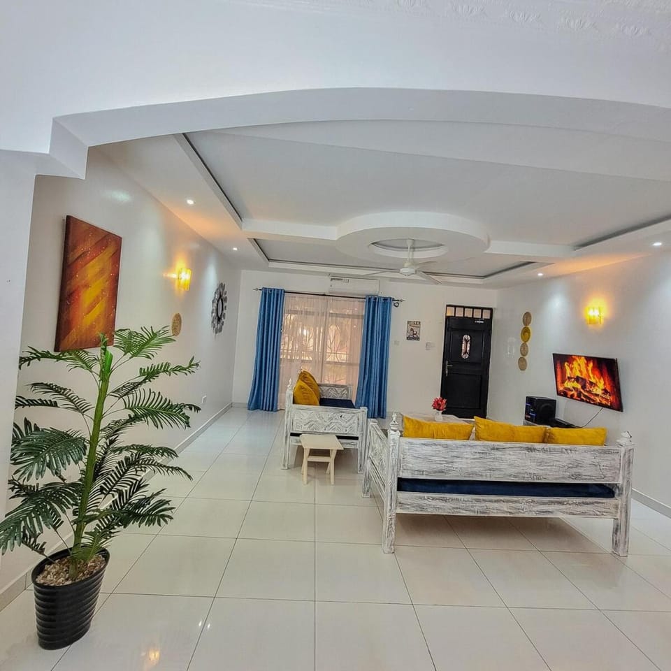 Bed, Living room, Photo of the whole room, Seating area, fireplace, air conditioner