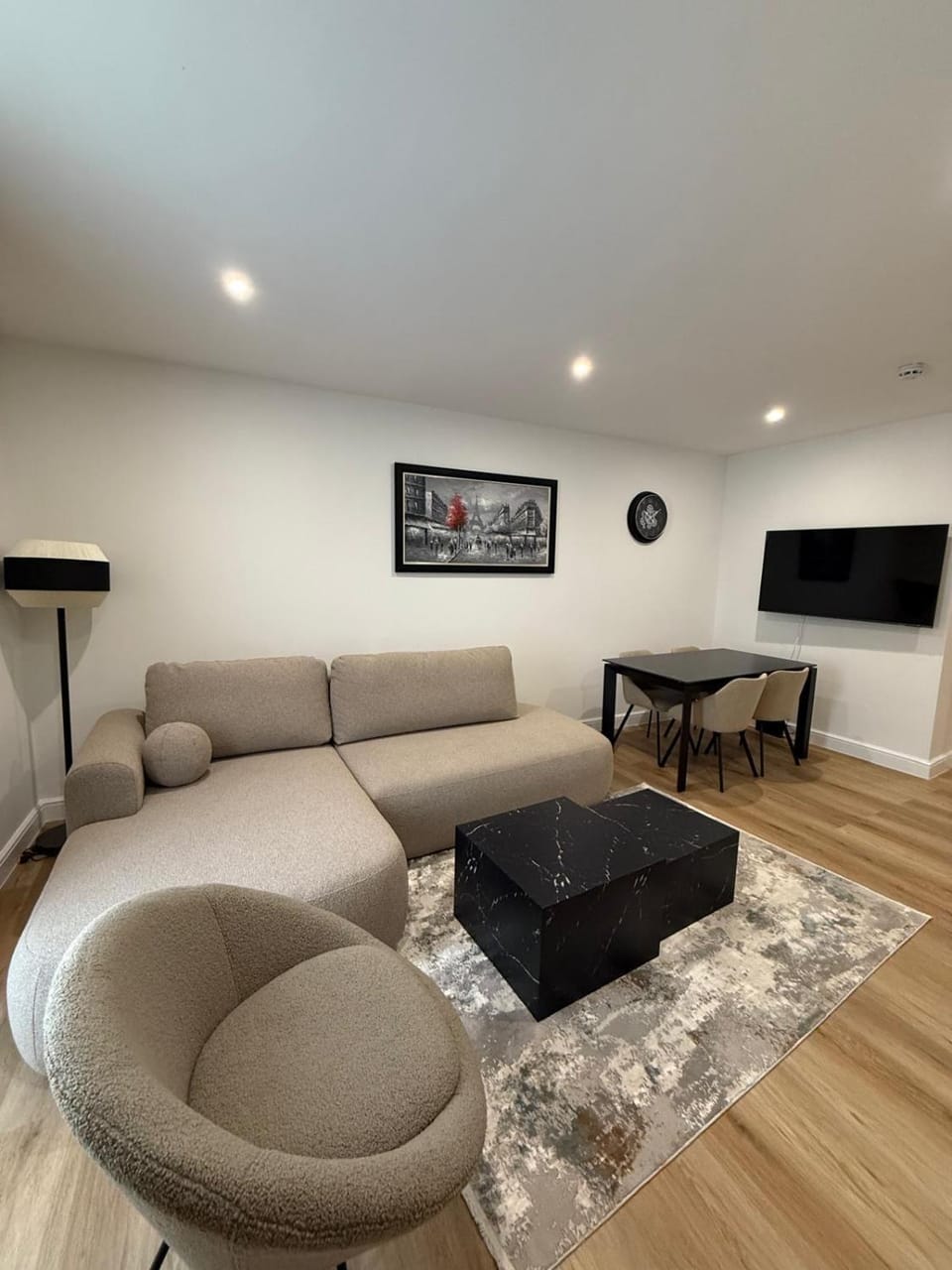 Communal lounge/ TV room, TV and multimedia, Living room, Seating area, Evening entertainment