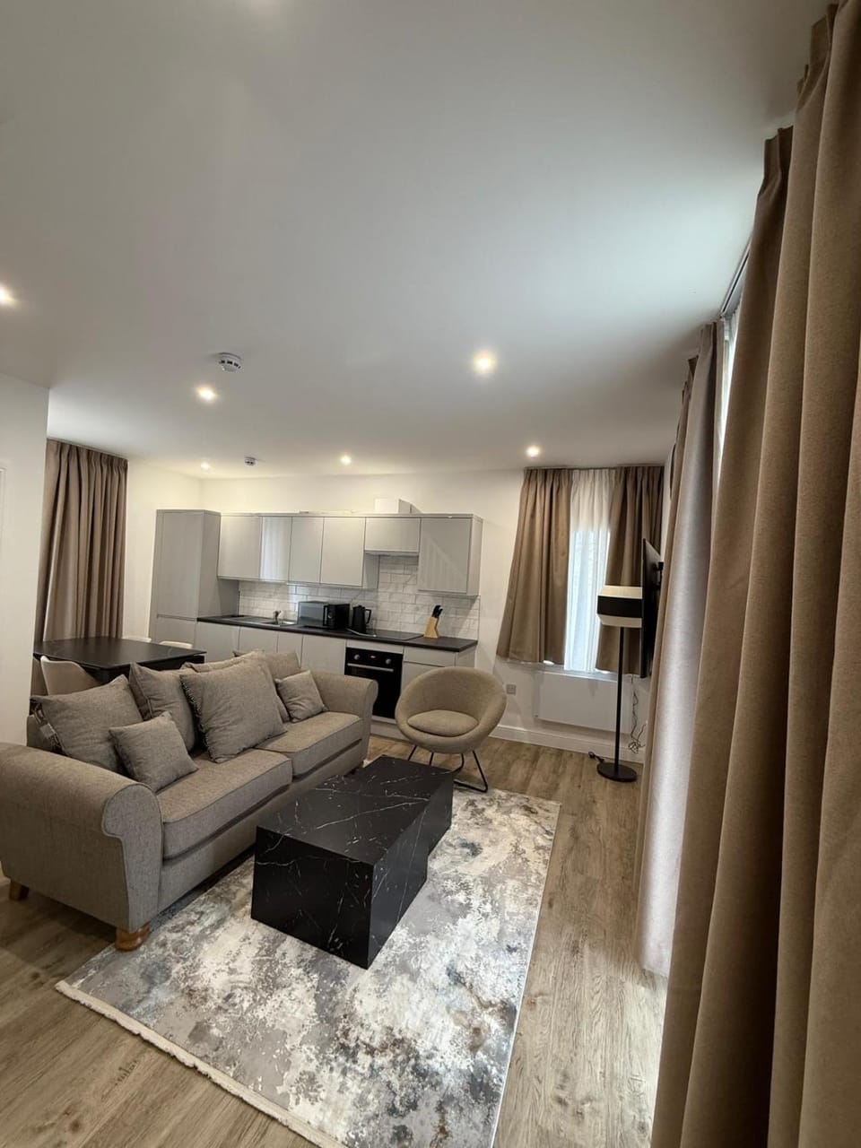 Kitchen or kitchenette, Living room, Seating area, minibar, stove