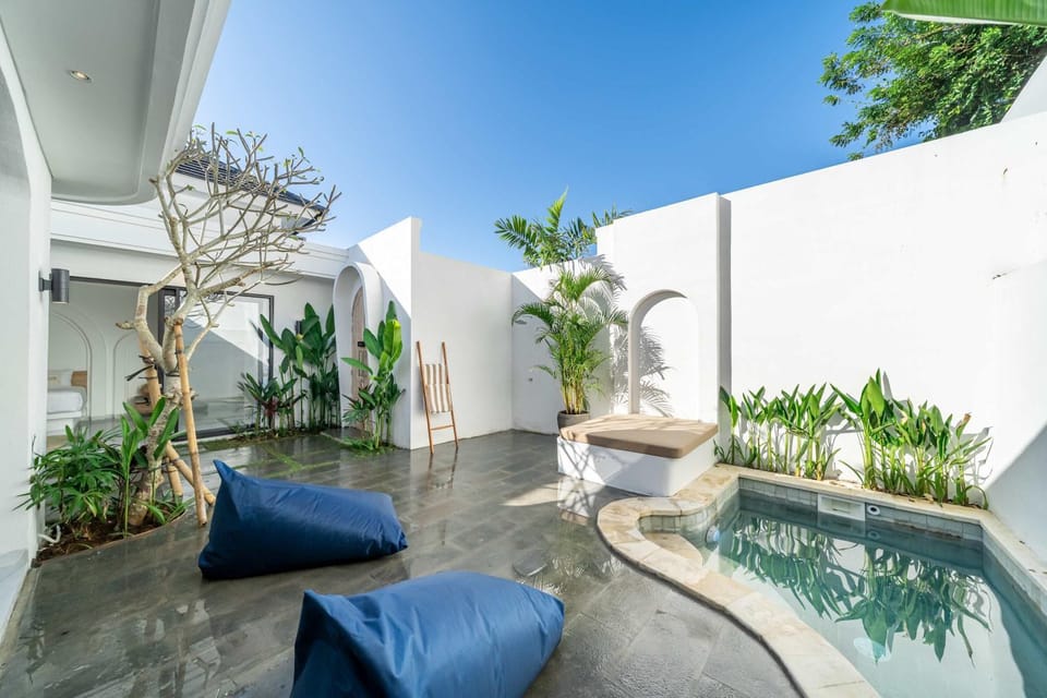 Seating area, Swimming pool, sunbed