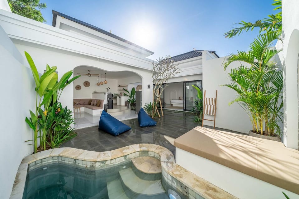 Seating area, Swimming pool, Swimming pool, sunbed