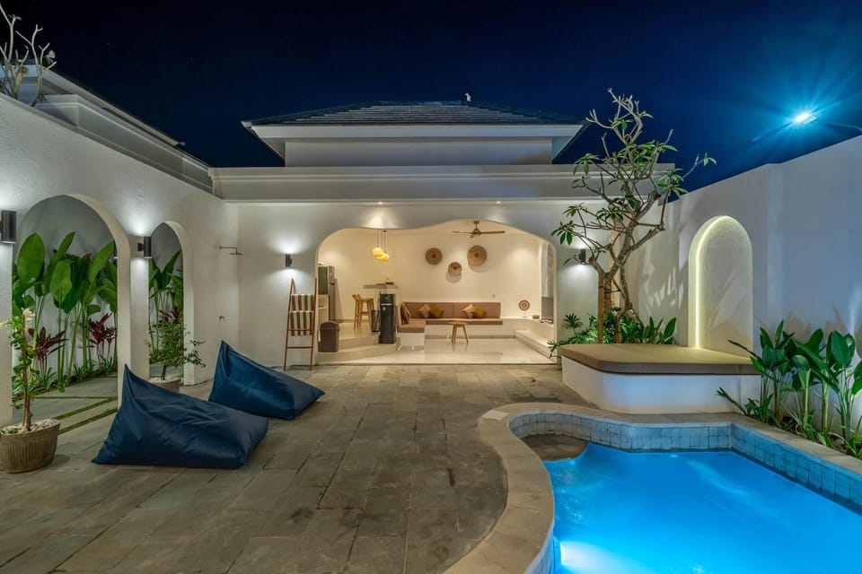 Night, Seating area, Pool view, Swimming pool, Swimming pool, sunbed