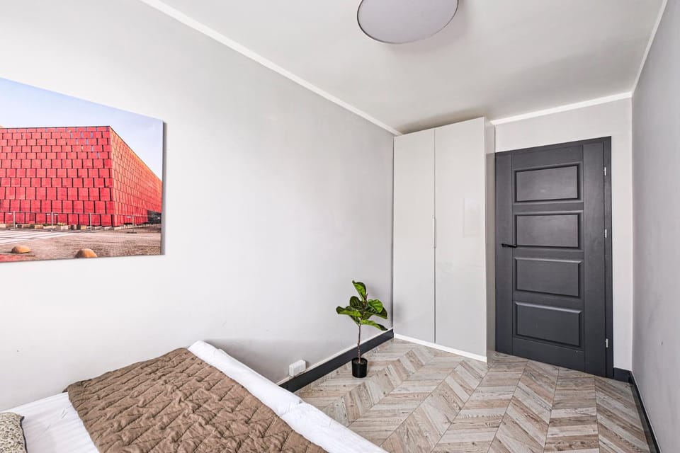 Photo of the whole room, Bedroom, wardrobe
