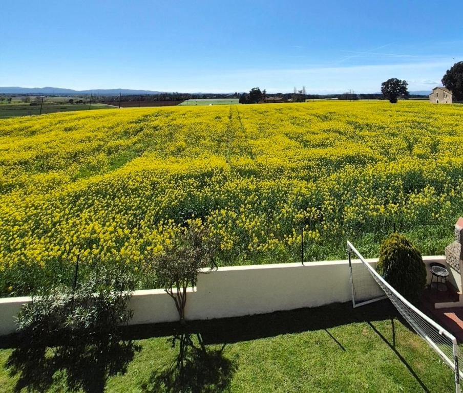 Casa fantástica en zona tranquila Un alojamiento para todos Nuestra casa es perfecta tanto para familias y amigos que buscan descanso, como para ciclistas que desean explorar la zona Para ciclistas ofrecemos un espacio seguro para guardar bicicle House in Girona