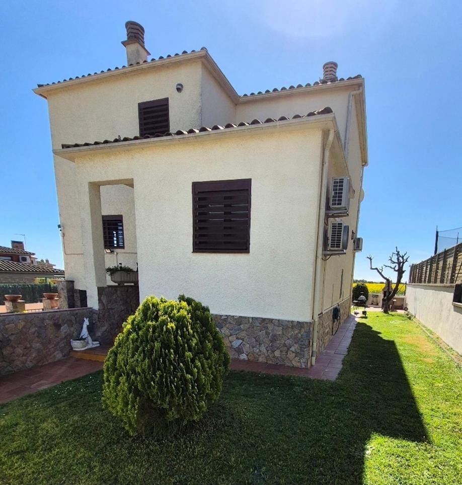 Casa fantástica en zona tranquila Un alojamiento para todos Nuestra casa es perfecta tanto para familias y amigos que buscan descanso, como para ciclistas que desean explorar la zona Para ciclistas ofrecemos un espacio seguro para guardar bicicle House in Girona