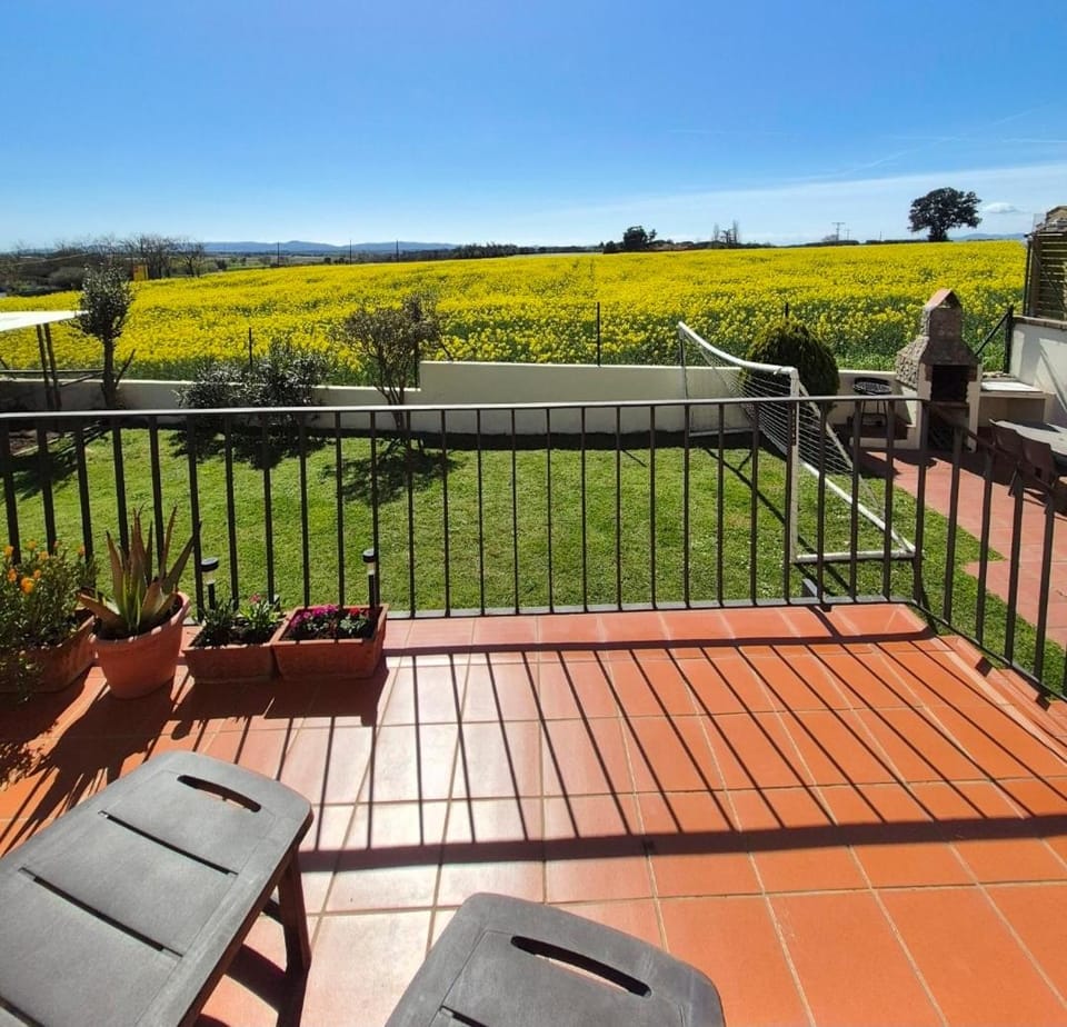 Casa fantástica en zona tranquila Un alojamiento para todos Nuestra casa es perfecta tanto para familias y amigos que buscan descanso, como para ciclistas que desean explorar la zona Para ciclistas ofrecemos un espacio seguro para guardar bicicle House in Girona