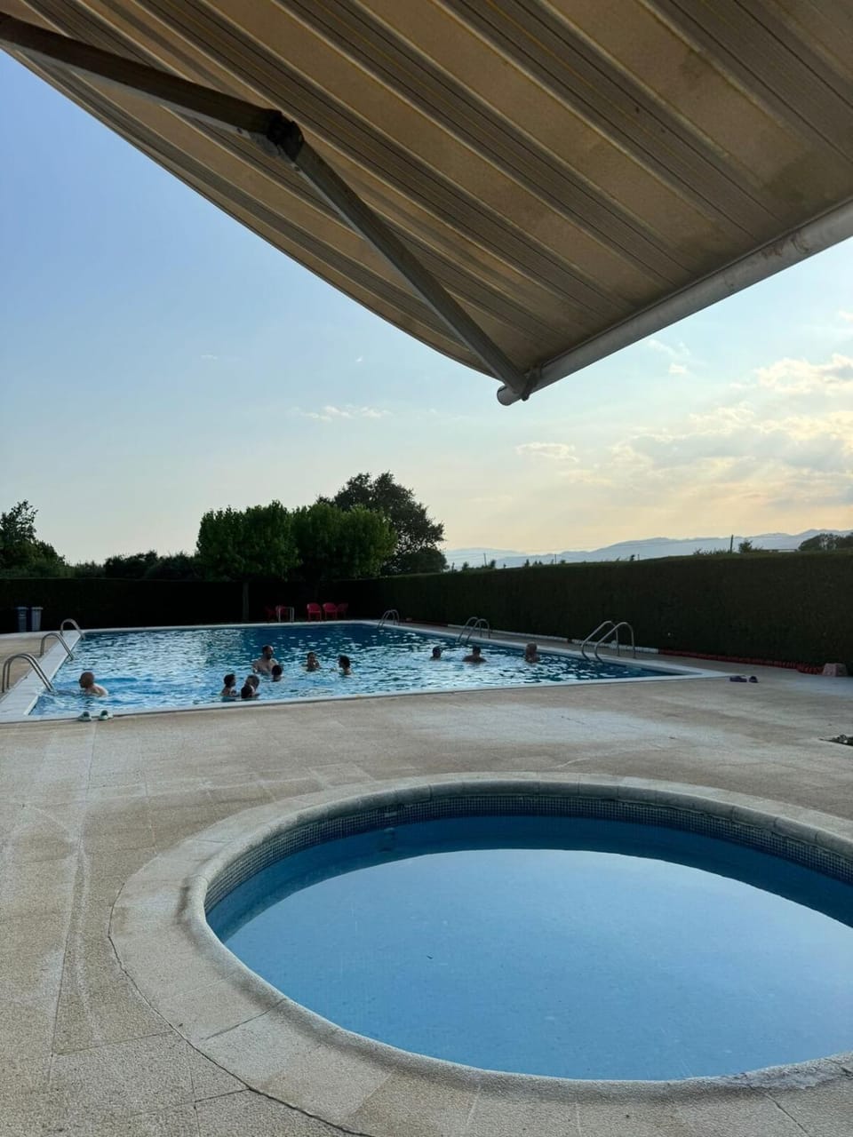 Casa fantástica en zona tranquila Un alojamiento para todos Nuestra casa es perfecta tanto para familias y amigos que buscan descanso, como para ciclistas que desean explorar la zona Para ciclistas ofrecemos un espacio seguro para guardar bicicle House in Girona