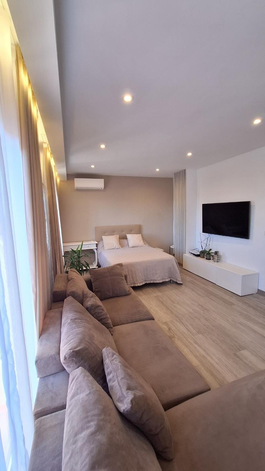 Casa fantástica en zona tranquila Un alojamiento para todos Nuestra casa es perfecta tanto para familias y amigos que buscan descanso, como para ciclistas que desean explorar la zona Para ciclistas ofrecemos un espacio seguro para guardar bicicle House in Girona
