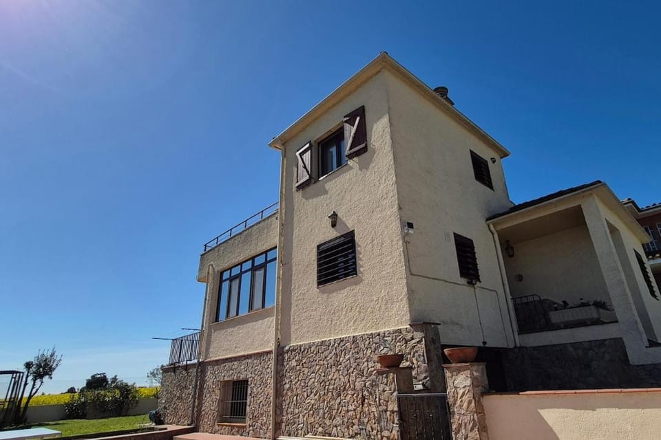 Casa fantástica en zona tranquila Un alojamiento para todos Nuestra casa es perfecta tanto para familias y amigos que buscan descanso, como para ciclistas que desean explorar la zona Para ciclistas ofrecemos un espacio seguro para guardar bicicle House in Girona