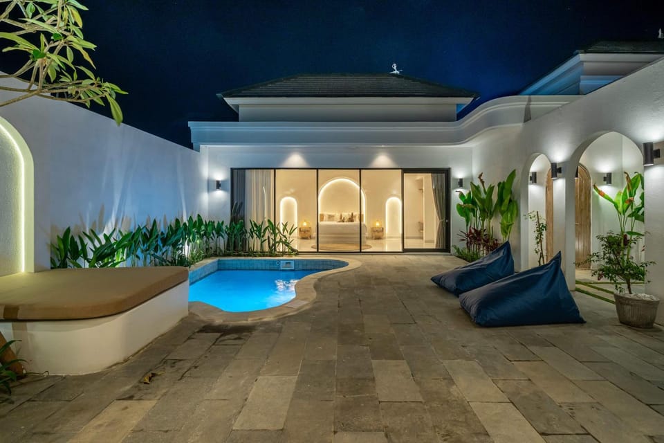 Swimming pool, sunbed