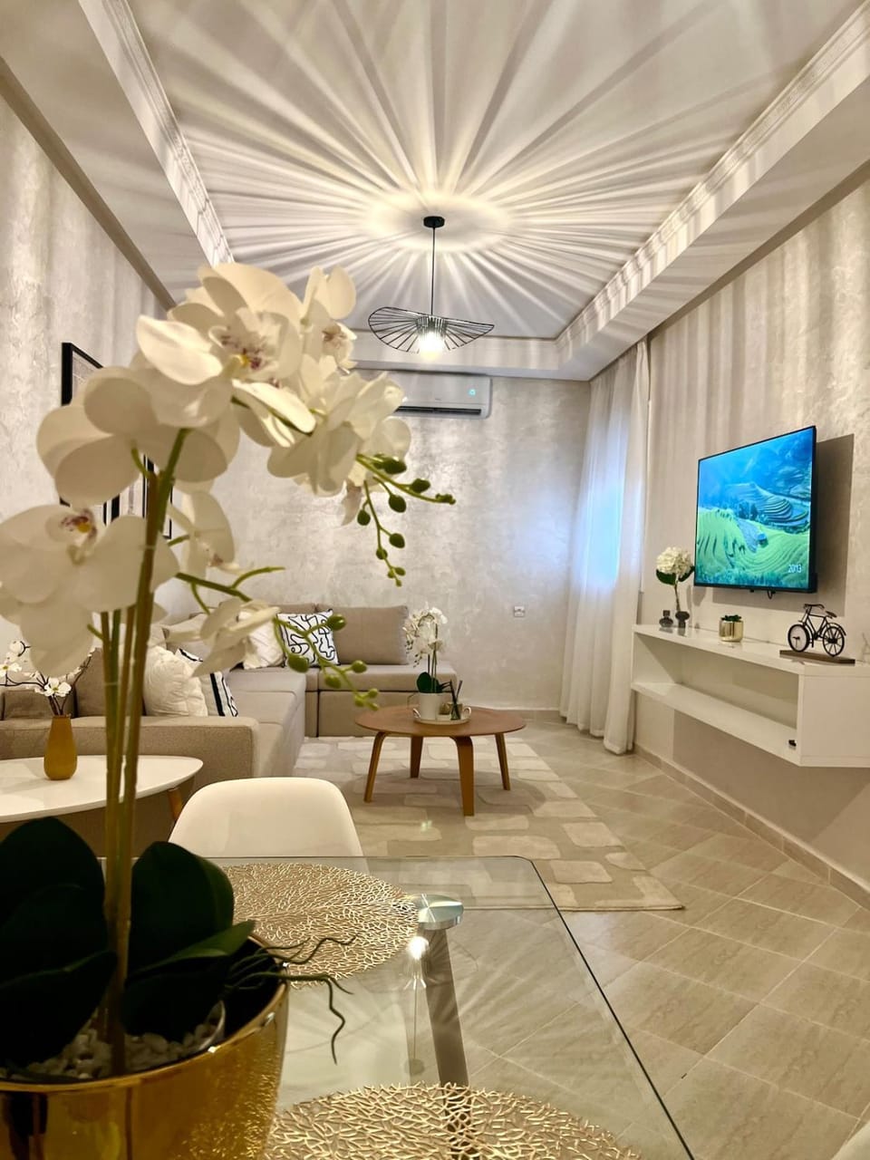 TV and multimedia, Living room, Seating area, air conditioner