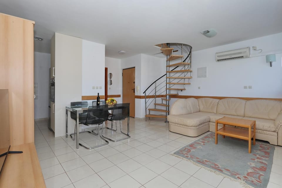Living room, Seating area, Dining area, air conditioner