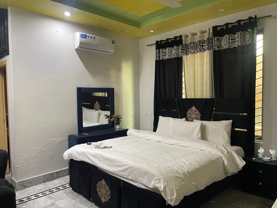 Bed, Photo of the whole room, Bedroom, air conditioner