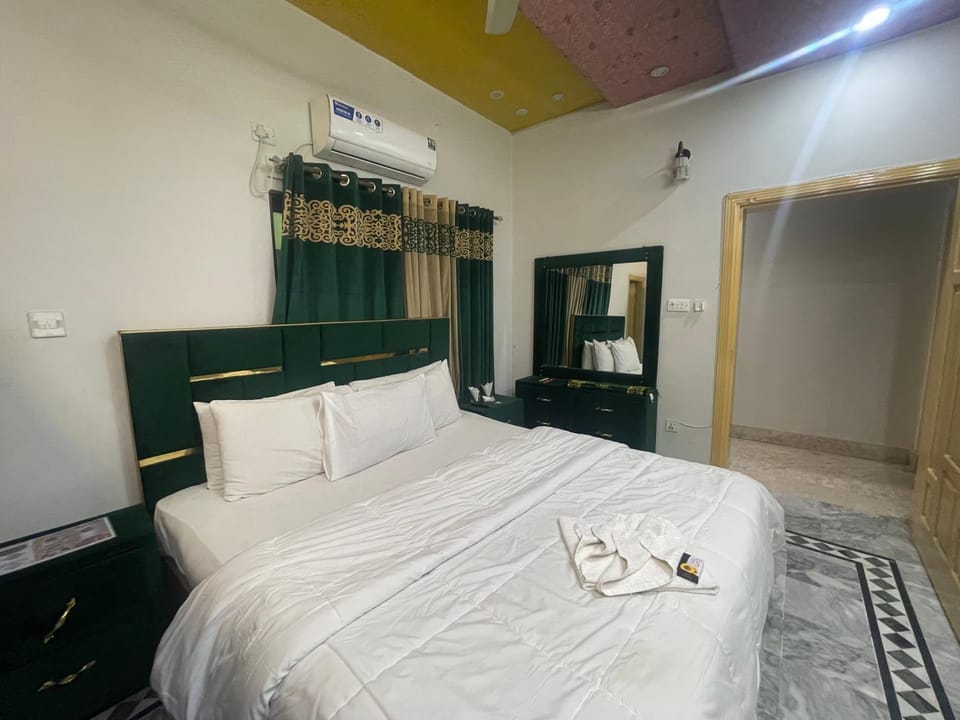 Bed, Bedroom, towels, air conditioner