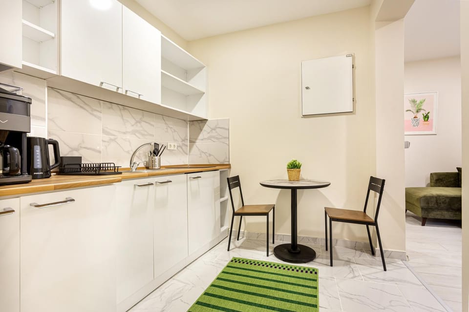 Coffee/tea facilities, Kitchen or kitchenette, Living room, minibar, oven, stove