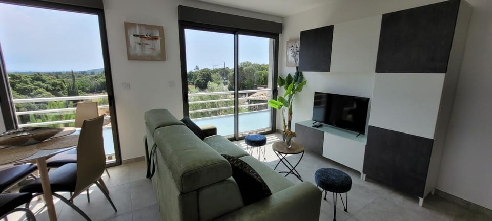 Communal lounge/ TV room, TV and multimedia, View (from property/room), Living room
