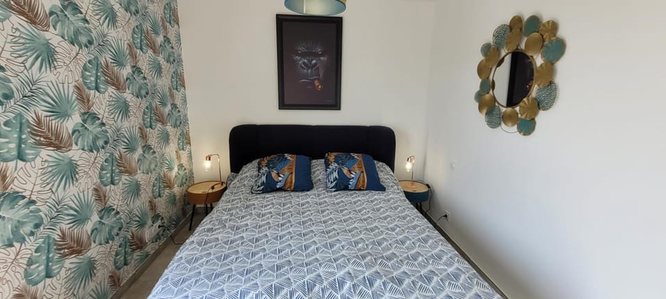 Bed, Photo of the whole room, Bedroom, air conditioner