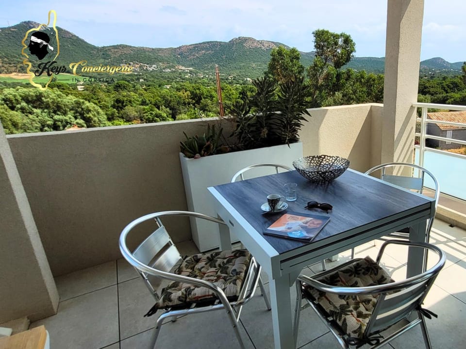 Natural landscape, Balcony/Terrace, Dining area, Mountain view