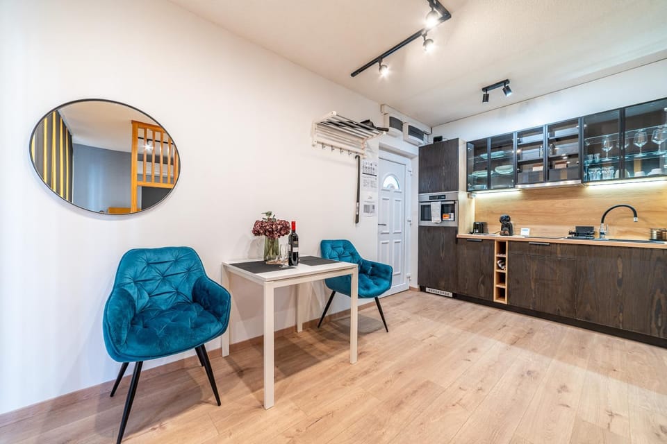 Seating area, Dining area