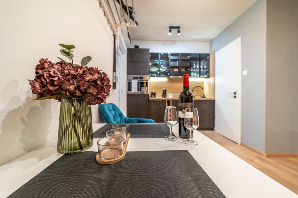 Coffee/tea facilities, Kitchen or kitchenette, Dining area