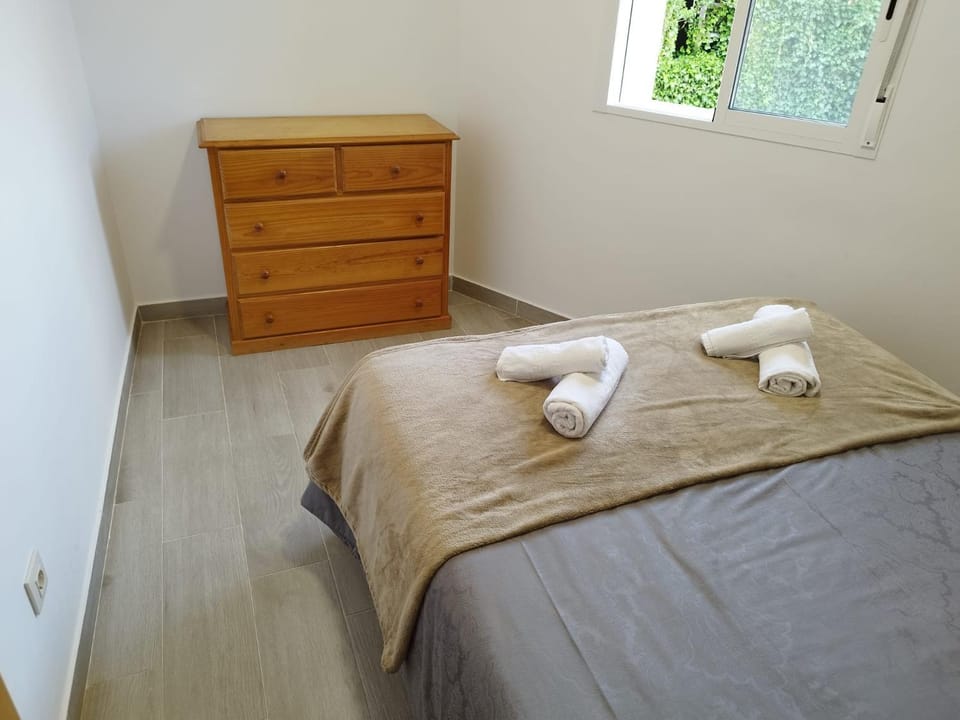 Bedroom, towels