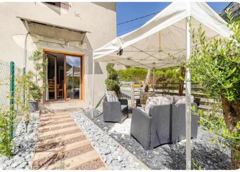 Cosy appartement RDC-terrasse et parking privé Apartment in Auvergne-Rhône-Alpes