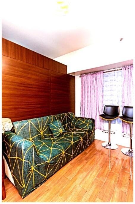 2 bedroom fantastic air condo 3649 swim gym surf 300 MB Apartment in Pasay