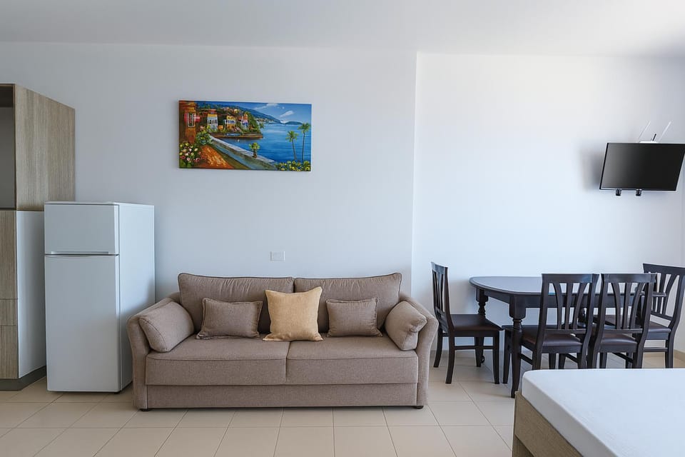 TV and multimedia, Seating area, Dining area